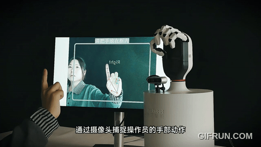 카메라 기반 손동작 캡처로 DexHand021을 실시간 제어하는 모습