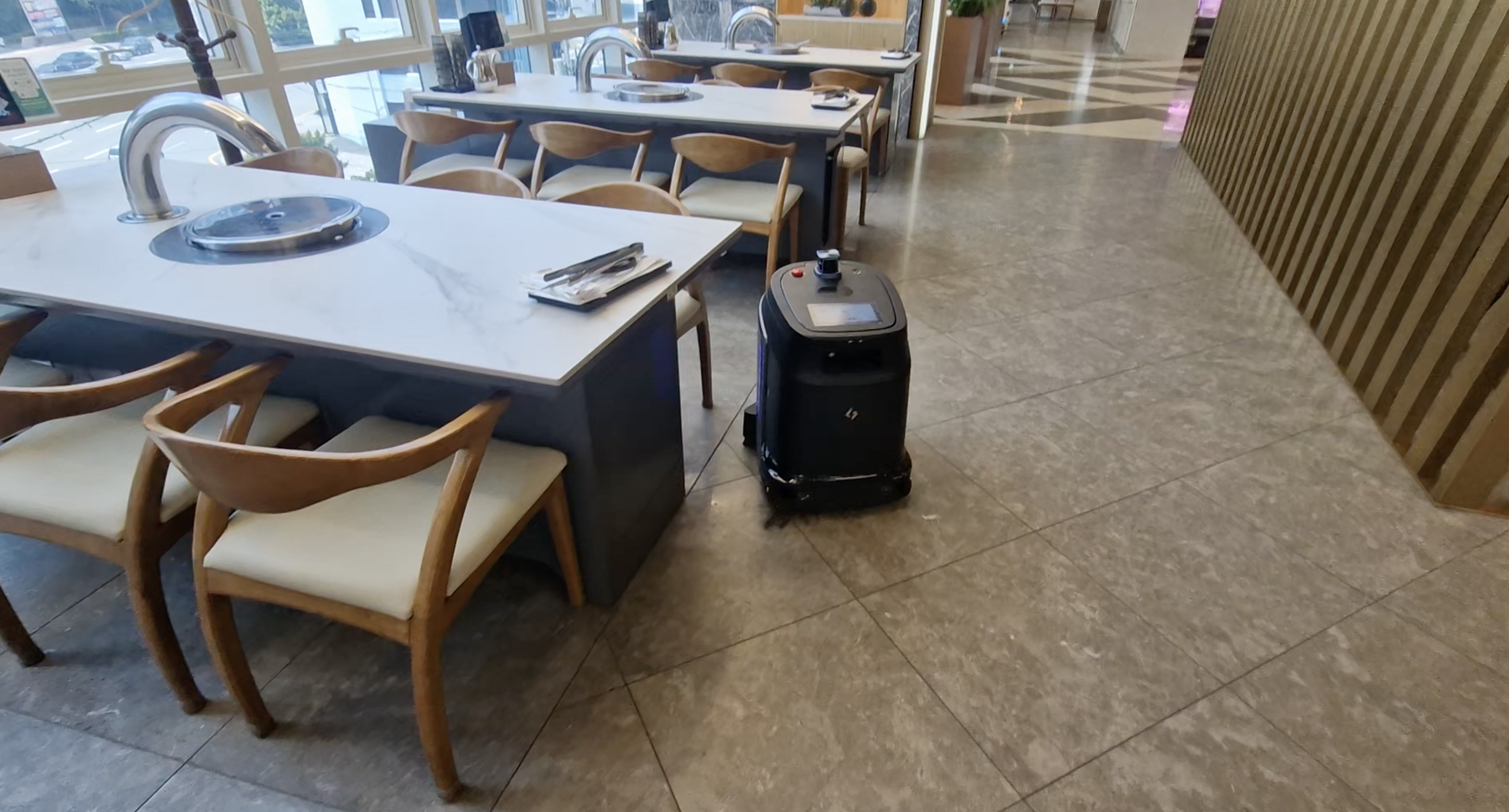 900평 대형식당 상업용 로봇청소기 후기 "사람 손 줄이고 위생은 올렸어요."